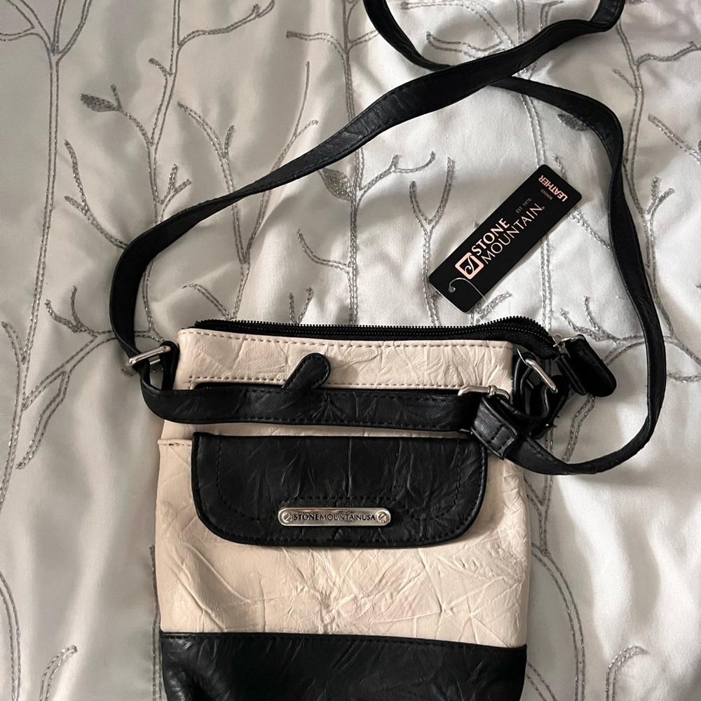 Stone Mountain Accessories Black and White Crossbody Bag